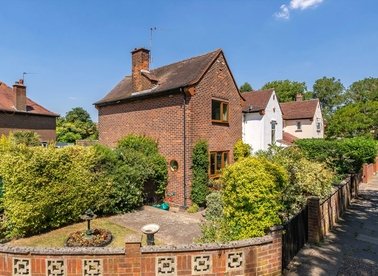 Properties for sale in Acacia Avenue - TW8 8NR view1