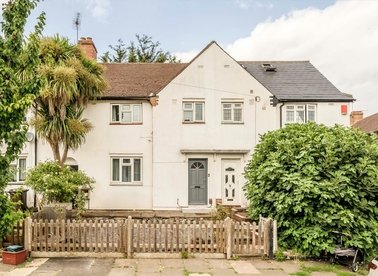 Properties for sale in Almond Grove - TW8 8NL view1