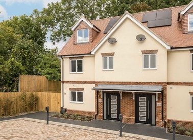 Properties for sale in Apple Tree Grove - SW16 4EF view1