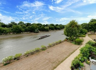 Properties for sale in Augustus Close - TW8 8QE view1