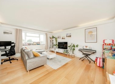 Properties for sale in Belsize Park - NW3 4EJ view1