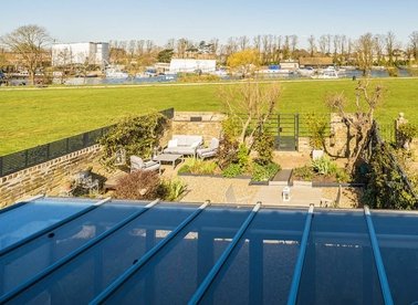 Properties for sale in Buckingham Gardens - KT8 1TH view1