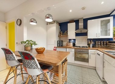 Properties for sale in Caledonian Road - N7 9BA view1