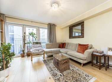 Properties for sale in Chatfield Road - SW11 3SE view1