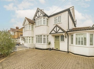 Properties for sale in Chumleigh Walk - KT5 8BW view1