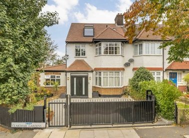 Claigmar Gardens, London, N3