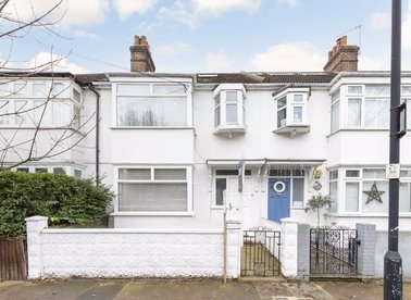 Properties for sale in Clovelly Road - W4 5DS view1