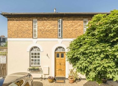 Properties for sale in Copenhagen Gardens - W4 5NN view1