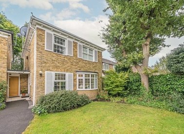 Properties for sale in Cotswold Close - KT2 7JN view1