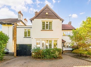 Properties for sale in Courtlands Avenue - TW12 3NS view1