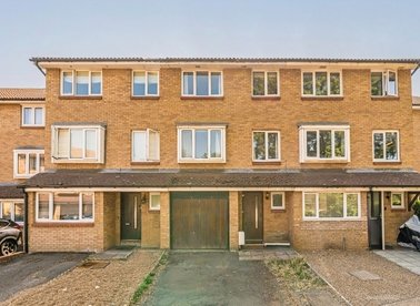 Properties for sale in Crowthorne Close - SW18 5RX view1