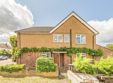 Properties for sale in Cumberland Drive - KT9 1HH view1