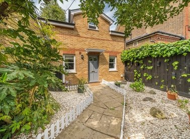 Properties for sale in Daubeney Place - TW12 2SF view1