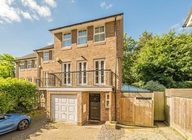 Properties for sale in Dutch Gardens - KT2 7TT view1