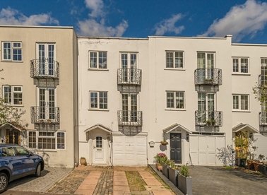 Properties for sale in Eaton Drive - KT2 7RB view1