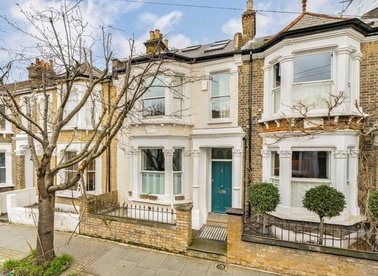 Properties for sale in Eccles Road - SW11 1LY view1