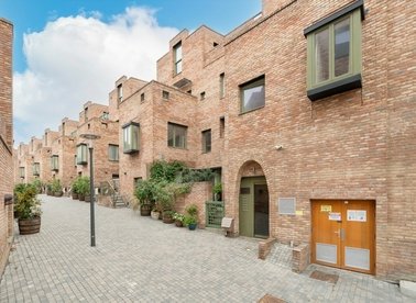 Properties for sale in Edgewood Mews - N3 3DN view1