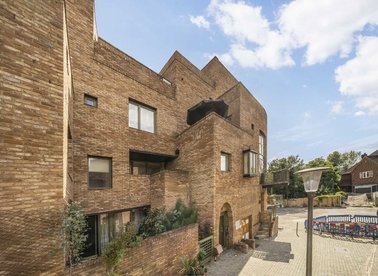 Properties for sale in Edgewood Mews - N3 3DN view1