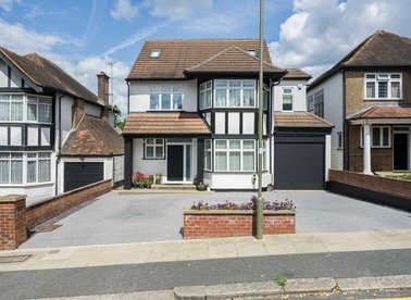 Properties for sale in Edgeworth Crescent - NW4 4HA view1