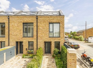Properties for sale in Edwin Road - TW2 6SP view1