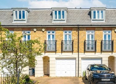 Properties for sale in Elizabeth Gardens - TW7 7BD view1