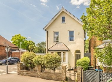 Properties for sale in Ellerton Road - KT6 7TY view1