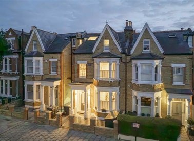 Properties for sale in Elms Road - SW4 9EW view1