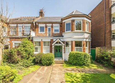 Properties for sale in Etchingham Park Road - N3 2DU view1
