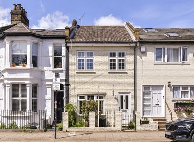 Properties for sale in Eversleigh Road - SW11 5XS view1