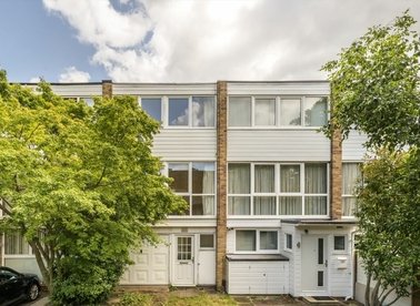 Properties for sale in Fairlawns - TW1 2JY view1