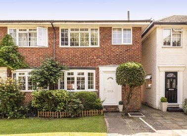 Properties for sale in Fairlawns - TW16 6QR view1