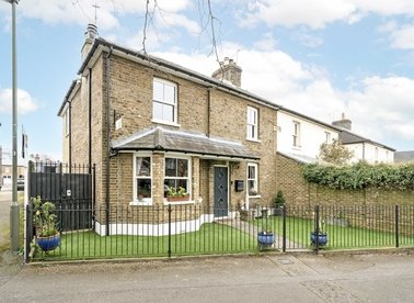 Properties for sale in Forge Lane - TW16 6EE view1