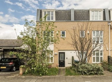 Properties for sale in Franklin Place - SE13 7ES view1
