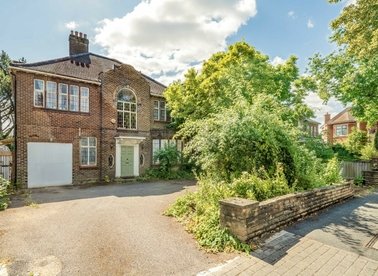 Properties for sale in Goodyers Gardens - NW4 2HD view1