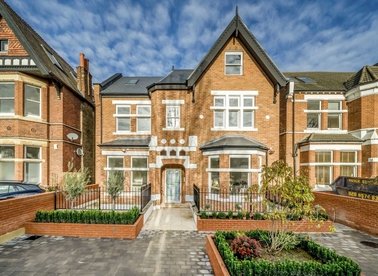 Properties for sale in Gordon Road - W5 2AR view1