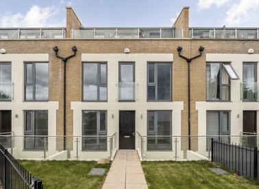 Properties for sale in Gunnersbury Mews - W4 4BF view1
