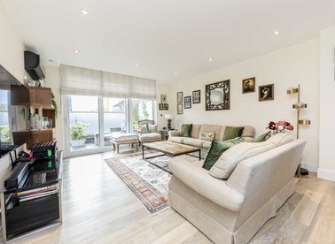 Properties for sale in Hyde Lane - SW11 3EX view1