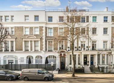 Properties for sale in Ladbroke Grove - W11 1PG view1