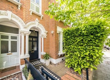Properties for sale in Lessar Avenue - SW4 9HQ view1