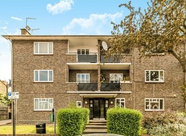 Properties for sale in Lessar Avenue - SW4 9HN view1