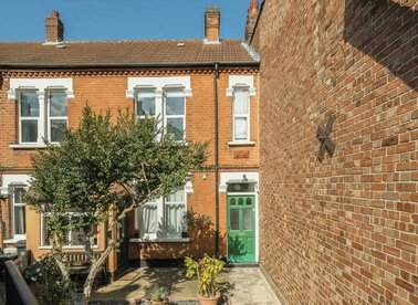 Properties for sale in Mafeking Avenue - TW8 0NL view1