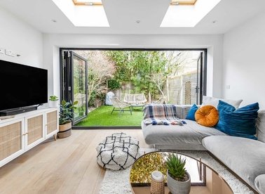 Properties for sale in Mallinson Road - SW11 1BH view1