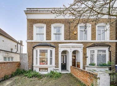 Properties for sale in Mill Hill Road - W3 8JF view1