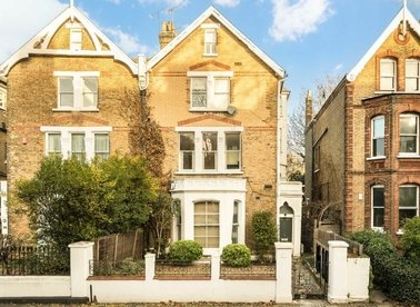 Properties for sale in North Side Wandsworth Common - SW18 2SL view1