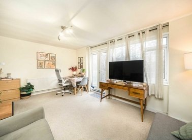 Properties for sale in North Side Wandsworth Common - SW18 2SR view1