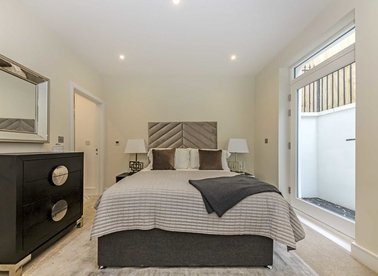 Properties for sale in Oak Hill Road - KT6 6EZ view1