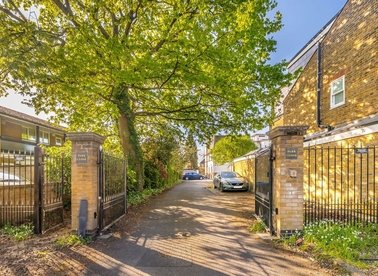 Properties for sale in Park Close - KT2 6DW view1