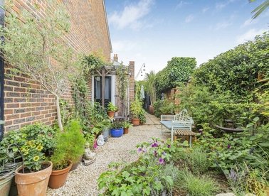 Properties for sale in Parrs Place - TW12 2NJ view1