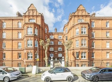 Properties for sale in Queen's Club Gardens - W14 9RP view1
