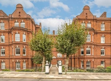Properties for sale in Queen's Club Gardens - W14 9RD view1